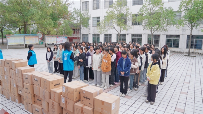 橙香满径,云绘未来——“微笑云朵”照亮赣南“小橙子”的梦想之路